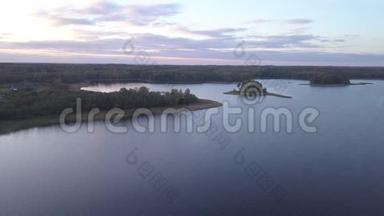 日落时的秋景。 蒂<strong>奥</strong>斯托湖。